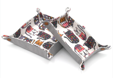 Two sizes of snap trays with cartoon cats pattern